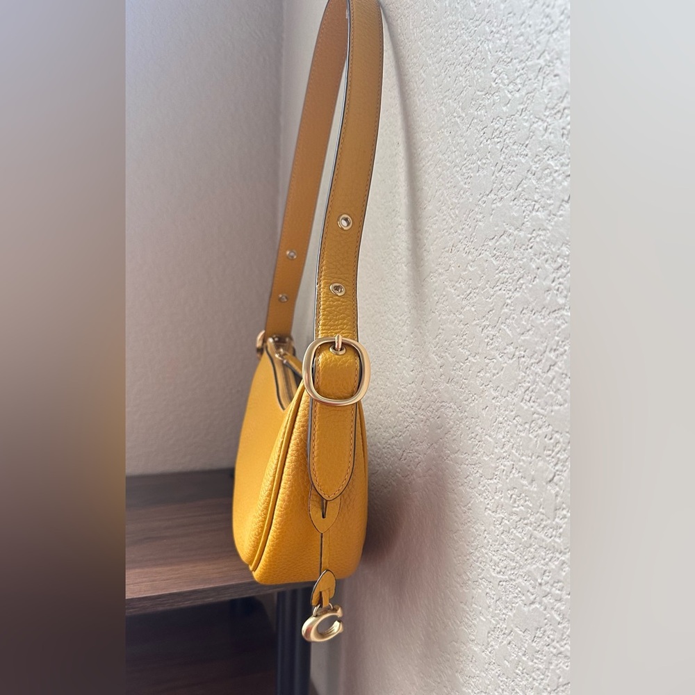 !SOLD!

COACH Luna shoulder bag